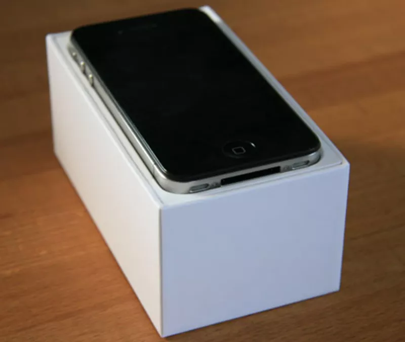 Apple iPhone 4 32GB -- Blackberry Bold 9780 -- Nikon D7000